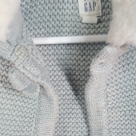 Baby Gap Girls Cozy Gray Knit Jacket with Faux Fur Collar Size 6-12 Months - Picture 3 of 7